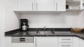 Kühlschrank, Ofen, Herdplatte, Geschirrspüler