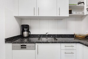 Een koelkast, een oven, een kookplaat, een vaatwasser