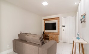 Apartamento básico | Área de estar | Smart TV 32 polegadas com canais digitais