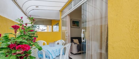 Basic Apartment | Outdoor dining