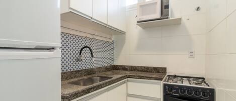 Basic Apartment | Private kitchen | Cookware/dishes/utensils