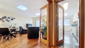 Un appartement moderne comprenant un coin repas, un salon et une cuisine.
