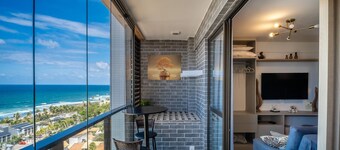 Stay Just Steps From Itapua Beach, With Pool and gym - RGF