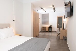 Deluxe Suite, Balcony, City View | Egyptian cotton sheets, premium bedding, down comforters - Evia (Athens)