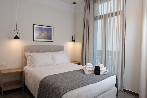 Deluxe Tek Büyük Yataklı Oda, Balkon, Şehir Manzaralı | Mısır pamuklu çarşaf takımı, kaliteli yatak takımı, kuştüyü yorgan 