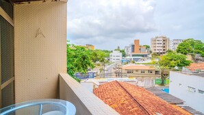 A balcony with a view of a cityscape, including buildings and trees. - Modern Apartment 1km From Ondina Beach Slo0301 (Salvador)