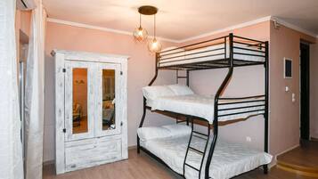 Planxa i posts de planxar, wifi i roba de llit