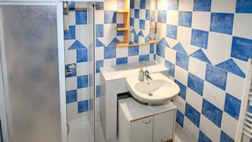 Douche, sèche-cheveux, serviettes fournies