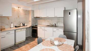 Fridge, oven, stovetop, dishwasher