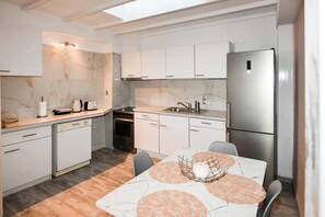 Fridge, oven, stovetop, dishwasher - Charming Samos Escape with a Jacuzzi and a Balcony (Samos)