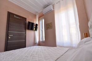 2 bedrooms, iron/ironing board, WiFi, bed sheets - Charming Samos Escape with a Jacuzzi and a Balcony (Samos)