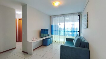 Apartamento básico | Zona de estar | Una televisión de pantalla plana