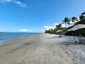 På stranden och vit sandstrand