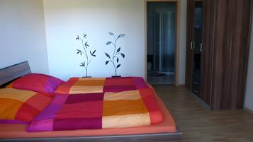 Tabla de planchar con plancha, wifi, ropa de cama