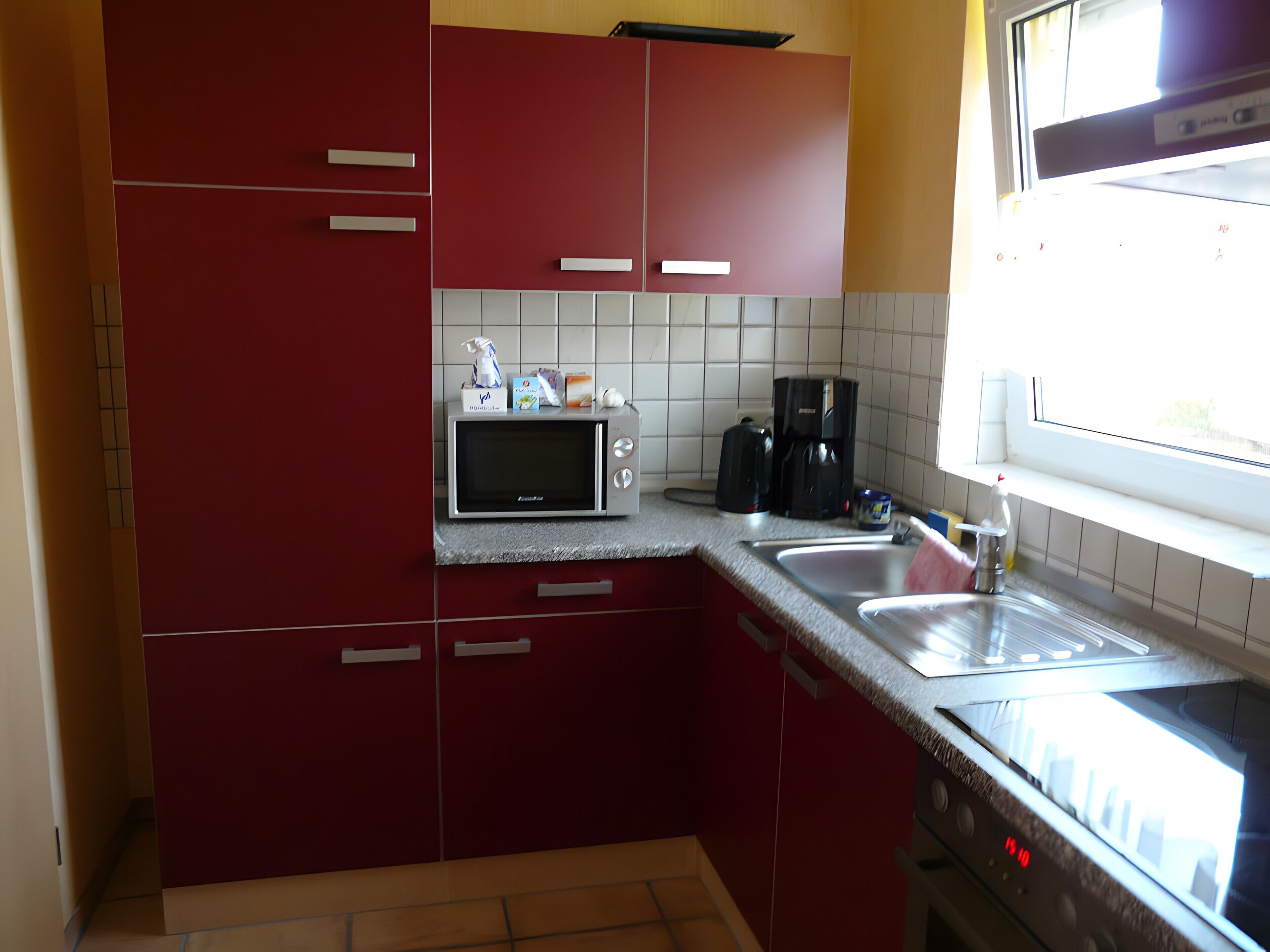 Wasserkocher mit Kaffee-/Teezubehör, Kühlschrank, Mikrowelle, Ofen