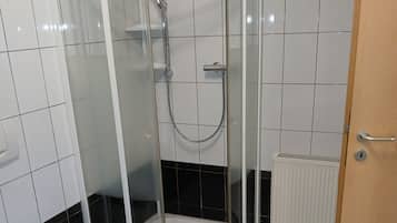 Een douche, een haardroger, handdoeken