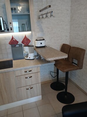 Fridge, microwave, stovetop, coffee/tea maker