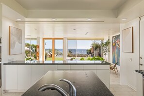 Fridge, microwave, dishwasher, coffee/tea maker - Casa Azul by Oraklus (Malibu)
