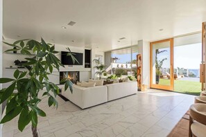 Televisio, takka, työhuone