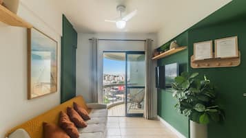 Căn hộ cơ bản | Khu phòng khách | Smart TV 32-inch có truyền hình kỹ thuật số