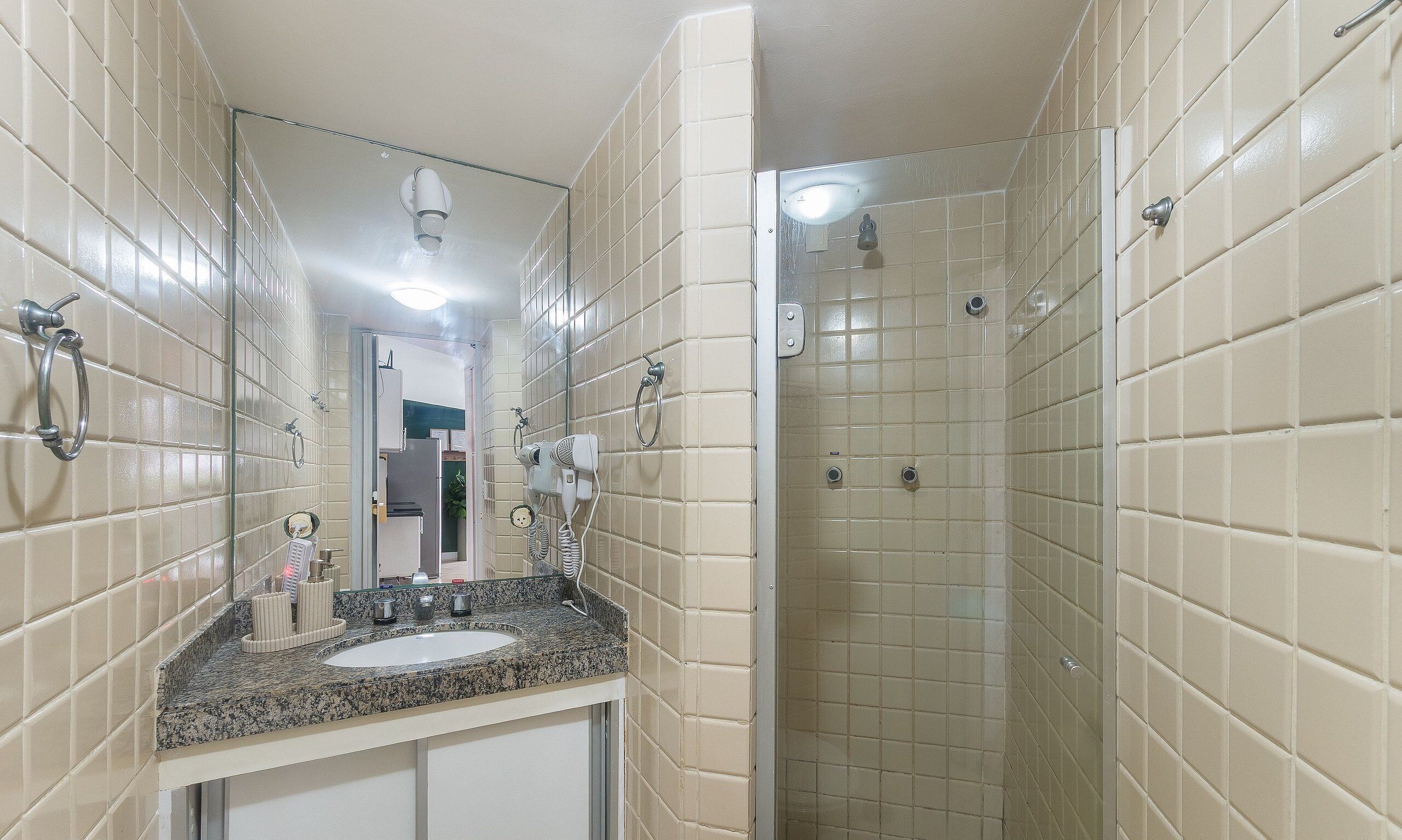 Apartamento básico | Banheiro | Chuveiro 