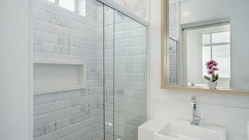 Basic Apartment | Bathroom