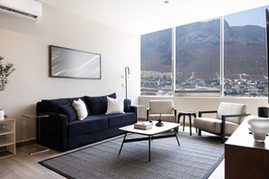 Smart TV - 17th-Floor Mountain Views, Rooftop Pool & Gym (21 de Marzo)