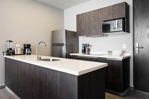 Réfrigérateur, micro-ondes, plaque de cuisson, cafetière/bouilloire