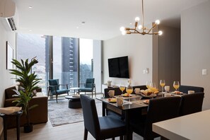 Dining - Mountain-Facing Apartment with Pool, Gym & Balcony (21 de Marzo)