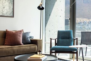 Smart TV - Mountain-Facing Apartment with Pool, Gym & Balcony (21 de Marzo)