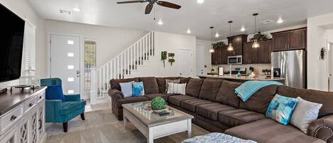 House, 5 Bedrooms | Living area