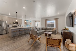 Maison mitoyenne, 4 chambres | Coin séjour | TV connectée