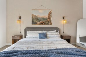 4 bedrooms, laptop workspace, iron/ironing board, cribs/infant beds - Adventure Basecamp 4 Bedroom Townhouse (Washington)