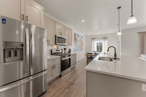 Maison mitoyenne, 4 chambres | Cuisine privée | Réfrigérateur, four, cafetière/bouilloire, grille-pain