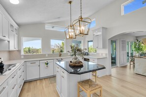 House, 4 Bedrooms | Private kitchen