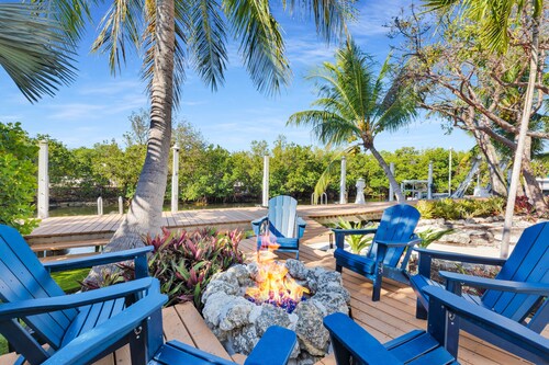 New Listing! Reel Joy Waterfront Luxe With Pool And Private Dock 4 Bedroom Home