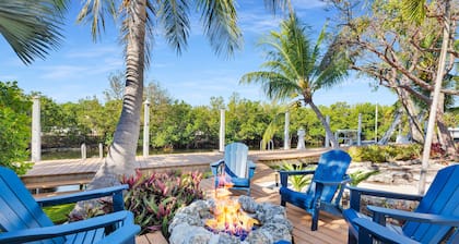 New Listing! Reel Joy Waterfront Luxe With Pool And Private Dock 4 Bedroom Home