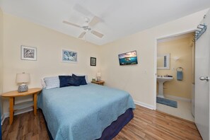 Apartment, 2 Schlafzimmer | 2 Schlafzimmer, laptopgeeigneter Arbeitsplatz, Bügeleisen/Bügelbrett