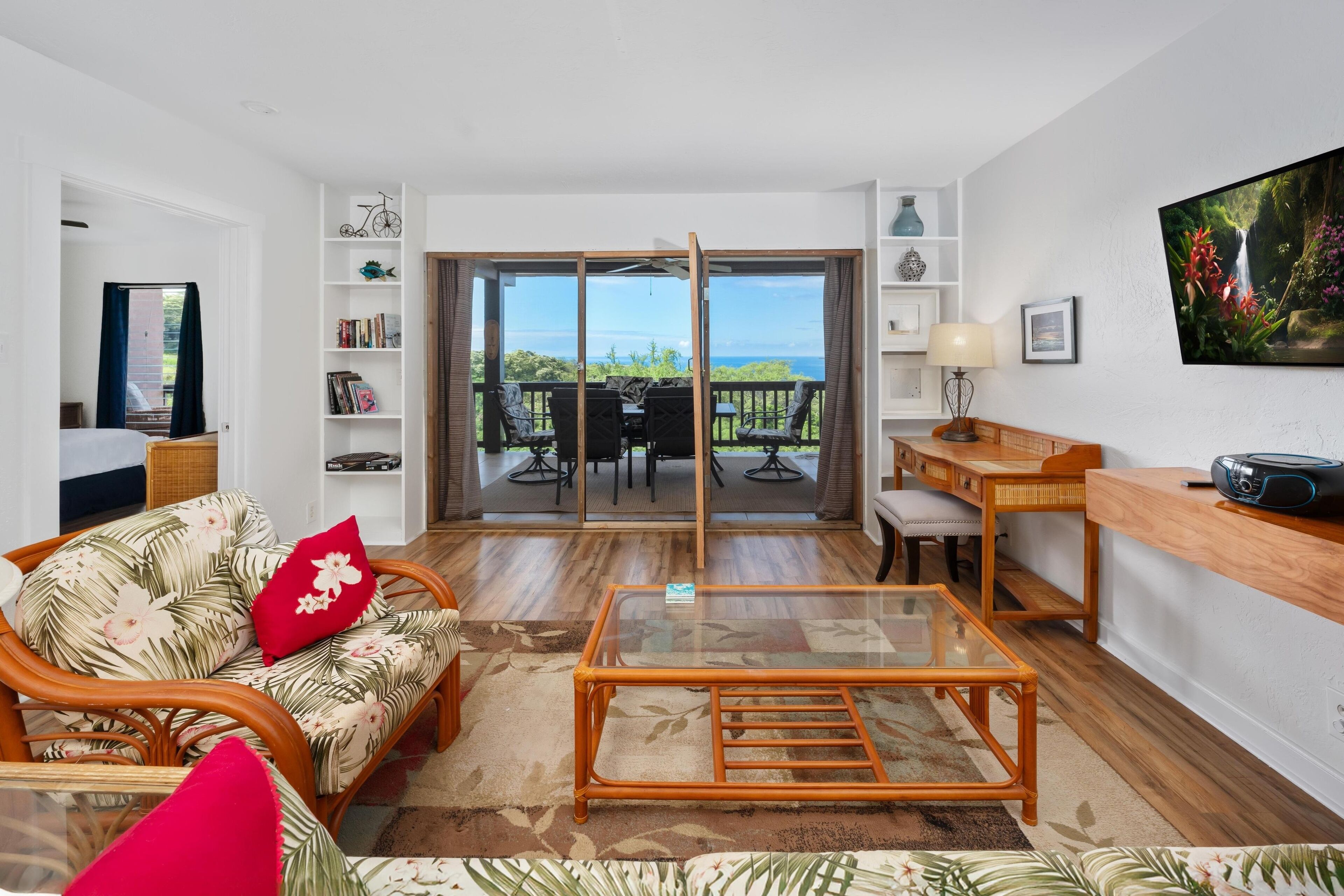 Condo, 2 chambres | Aire de séjour | Téléviseur connecté