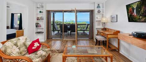 Condo, 2 habitaciones | Área de sala de estar | Smart TV