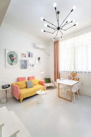 Suite, 2 habitaciones | Sala de estar | Televisión
