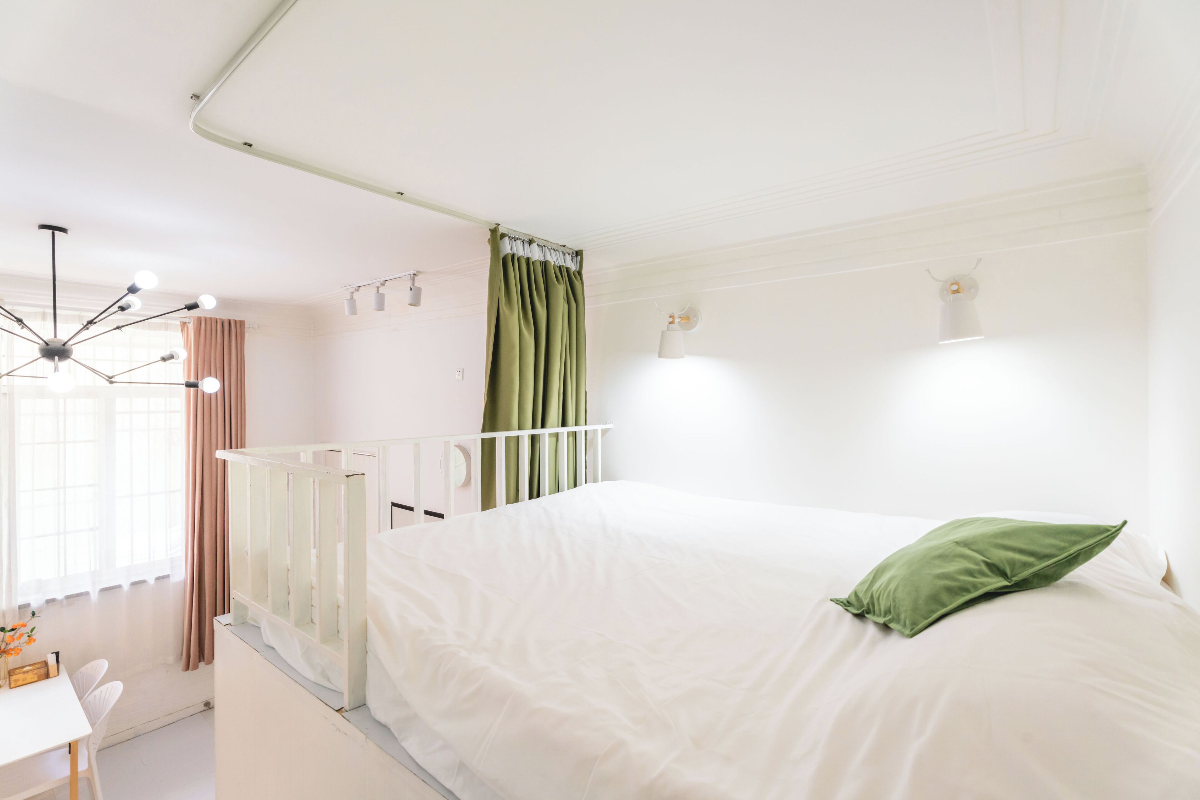 Suíte, 2 quartos | Cortinas blackout, ferros/tábuas de passar roupa, Wi-Fi de cortesia