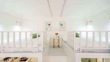 Suíte, 2 quartos | Cortinas blackout, ferros/tábuas de passar roupa, Wi-Fi de cortesia