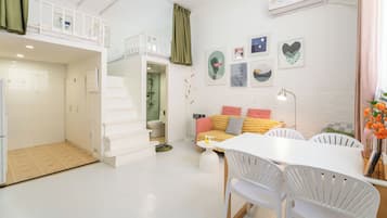 Suite, 2 habitaciones | Área de sala de estar | Televisión
