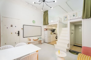 Suíte, 2 quartos | Sala de estar | TV