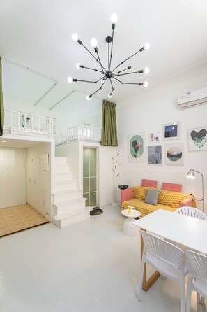 Suite, 2 Bedrooms | Living room | TV