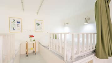 Suite, 2 habitaciones | Cortinas blackout, tabla de planchar con plancha y wifi gratis