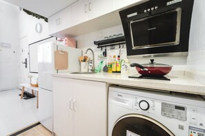 Suite, 2 habitaciones | Cocineta privada | Refrigerador, microondas, arrocera y utensilios de cocina