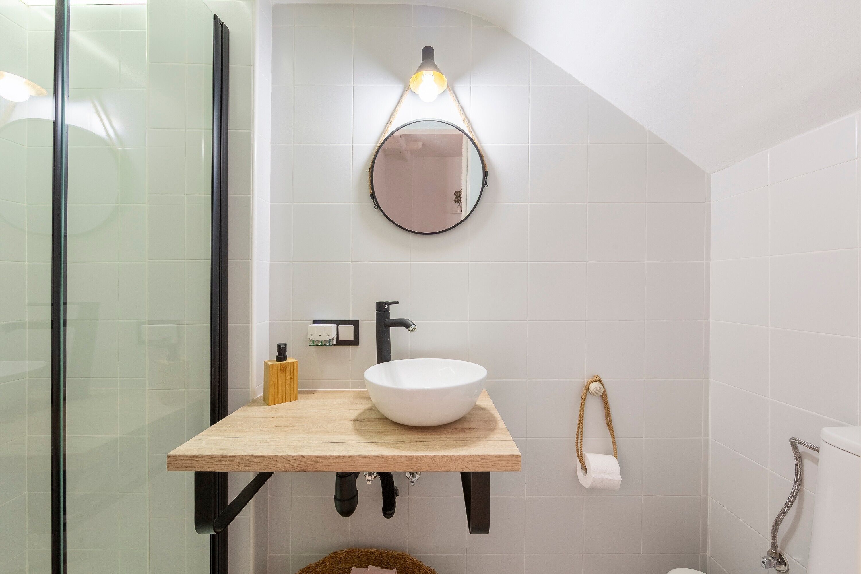 Een douche, een haardroger, handdoeken