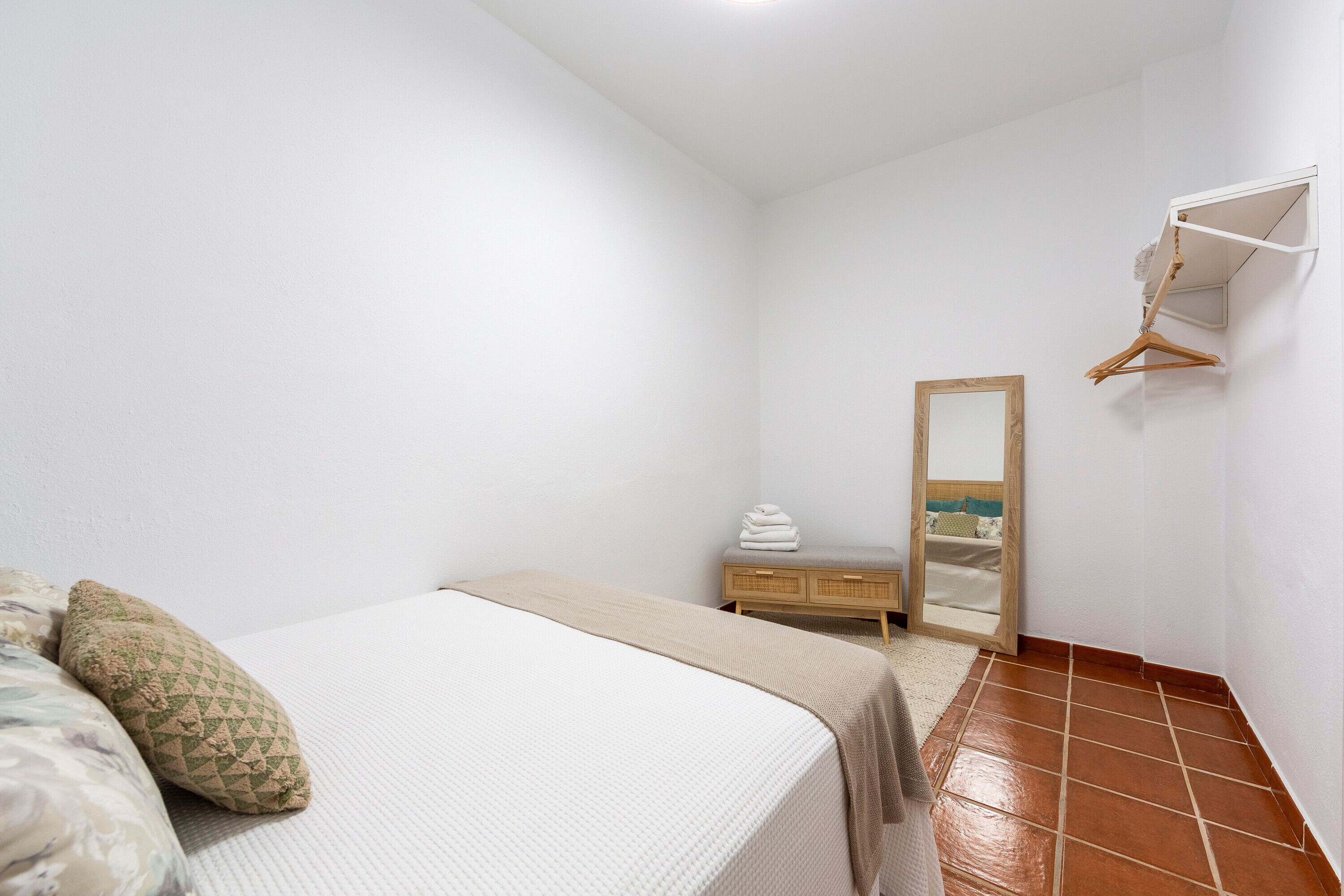 1 dormitorio, tabla de planchar con plancha, wifi y ropa de cama